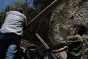 Los moradores recogen partes del techo que cayó por el talud.
