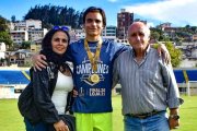 Eduardo Bores Jatton (d) festejó junto a su hijo su primer título profesional y el ascenso a la primera categoría.