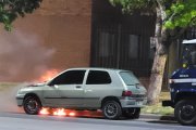 Así quedó el carro luego de que le prendieran fuego.