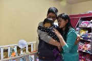 Los padres están desesperados por la salud de su nena.