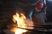María Juiñia muestra cómo  se cocina con leña; ella se resiste a dejar esa tradición.
