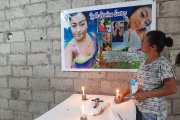 Carmen Suárez enciende velas en memoria de su hija, quien fue baleada