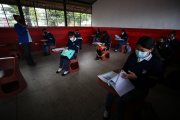 Estudiantes de la Unidad Educativa Agropecuaria Eduardo Salazar Gómez regresan a clases presenciales en Quito.