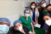 La cirujana, en el centro, junto a parte del equipo de especialistas.