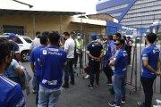 Los hinchas de Emelec entrando al estadio Capwell.
