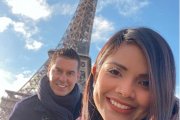 La bella y romántica París es el escenario en el que la pareja comparte su felicidad.