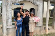 Franio Efrén Sarango Masache junto a su hija y su mamá, felizote por haberse ganado las 500 'latas' de la promoción ¡Despega y Gana!