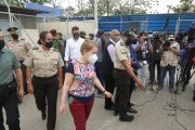 La ministra Alexandra Vela visita la cárcel Regional de Guayaquil, y asegura que ha habido un nuevo caso de asesinato.