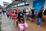 Cientos de personas acuden a realizarse pruebas de diagnóstico en centros públicos y privados de la ciudad, en medio de un nuevo brote de COVID-19