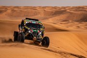 El auto 335, al mando de Sebastián Guayasamín, durante la octava etapa del rally Dakar que se desarrolla en Arabia Saudita.