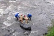 Momento en que socorristas recuperan el cadáver del caudal del río Tomebamba