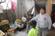 Leticia muestra las frutas que se echaron a perder en el negocio de su hermano.