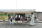 Un sacerdote llegó al funeral de Juan Loor, antes de que llevaran el cuerpo al cementerio.
