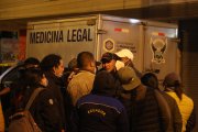 Los vecinos esperaron hasta que el cuerpo fue llevado a la morgue.