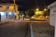 Al lugar, llegaron agentes policiales a levantar la escena del crímen.