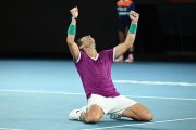 El tenista español Rafael Nadal celebra su victoria en la final individual masculina del Abierto de Australia de tenis disputada este domingo en Melbourne contra el ruso Daniil Medvede.