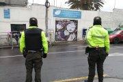 Policías montan guardia en los exteriores del penal.