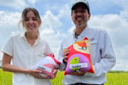 Los envases para el arroz se hacen en retazos de tela, así se utiliza menos plástico y no contamina.