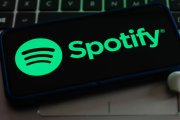 Spotify, el gigante sueco de servicios de "streaming" de audio, va a reforzar su apuesta por el negocio del pódcast con la adquisición de Podsights y Chartable, dos populares herramientas para los creadores de contenidos en audio.
En un comunicado, Spotify anunció este miércoles la compra de las dos compañías, sin dar detalles sobre el precio pagado.
Las adquisiciones se suman a otras parecidas hechas por la compañía sueca en los últimos años, entre ellas la compra en 2020 de Megaphone, una firma de tecnología para pódcasts, y en 2019 la de Anchor, una plataforma para crear este tipo de productos.
La empresa de "streaming" ha convertido los pódcasts en una de sus grandes apuestas, con importantes inversiones en los últimos años, incluido el fichaje del polémico cómico Joe Rogan, responsable del pódcast más escuchado de EE.UU.
Spotify destacó en su nota que Podsights es un líder en el campo de los servicios de medición de publicidad en pódcasts, mientras que Chartable es una plataforma de análisis de datos que permite a los creadores conocer y ampliar sus audiencias.
La empresa destacó que se espera que la publicidad digital en audio en Estados Unidos crezca hasta casi los 8.000 millones de dólares para 2025, con unos 2.700 millones vinculados directamente a los pódcasts.
"Creemos que el próximo paso para liberar este crecimiento es demostrar el impacto de la publicidad de audio a través de innovaciones en la medición y atribución para los anunciantes e información sobre la audiencia para los editores", señaló la compañía.