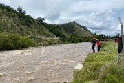 Rescatistas buscan el cuerpo del  conductor que se tiró al río Tomebamba.