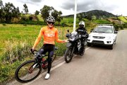 Richard Carapaz se siente seguro cuando es escoltado por el sargento Luis Aguas durante los entrenamientos por las carreteras del país.