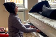 En redes sociales, el video de la mujer se comparó con una escena de la película El Pianista situada en Polonia durante la Segunda Guerra Mundial.
