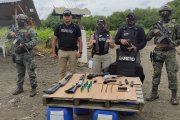Militares ecuatorianos decomisan material bélico y detienen a tres personas