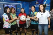 Las jugadoras del Exe Peniel y los diferentes uniformes que utilizarán en el torneo en Colombia.