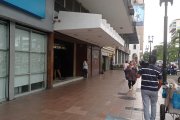 Peatones caminan por el sector donde esta mañana una mujer fue asaltada, luego de salir de una agencia bancaria.