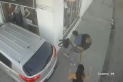 En grabación de cámara de vigilancia quedó registrado el momento en el que Sabando enfrentó al 'choro'.