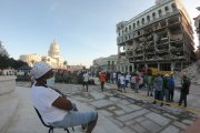 Vista de la zona donde ocurrió una explosión ayer en el Hotel Saratoga, en La Habana (Cuba). La cantidad de fallecidos por la explosión ocurrida la víspera en el hotel Saratoga en La Habana aumentó a 26, incluida una turista española, informaron este sábado las autoridades cubanas. EFE/Ernesto Mastrascusa