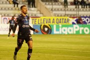 El delantero argentino Jonatan Bauman festeja tras marcar el gol del triunfo de Independiente del Valle en el campo de Macará.
