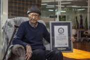 Walter Orthmann, de 100 años, posa junto a su certificado de récord Guinness por la carrera profesional más larga en la misma empresa, el 12 de mayo de 2022 en Brusque, estado de Santa Catarina (Brasil). Orthmann tenía sólo 15 años cuando empezó a trabajar como ayudante de envíos en Industrias Renaux S.A, una empresa textil del estado de Santa Catarina, ahora conocida como RenauxView. Hoy, tras ganar el récord Guinness por la carrera profesional más larga en la misma empresa, confiesa que una de las claves de su perdurabilidad laboral es estar atento a los nuevos desarrollos y adaptarse a ellos. EFE/Flavio Tin