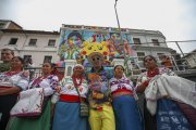 El mural busca rendir homenaje a las mujeres bordadoras de la comuna quiteña Llano Grande.