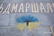 Vandalizan monumento suizo en honor a Rusia pintándolo con colores de Ucrania