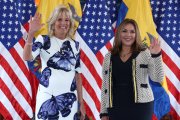 La primera dama de los Estados Unidos, Jill Biden (i), posa junto a la primera dama de Ecuador, María de Lourdes Alcívar (d), hoy, en el Palacio de Carondelet, en Quito (Ecuador). Jill Biden comienza en Ecuador su gira por Latinoamérica que también la llevará a Panamá y Costa Rica, con una jornada centrada en Quito, donde visitará una iniciativa de combate de la desnutrición infantil y una escuela para adolescentes que previamente habían abandonado los estudios. EFE/ José Jácome