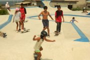 Niños de todas las edades no solo disfrutan de la playa, ahora demuestran sus habilidades sobre las patinetas en este nuevo parque.