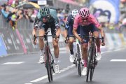 Richard Carapaz (d) tuvo una cerrada lucha con el australiano Jai Hindley en el sprint por el tercer lugar de la etapa 16 del Giro.