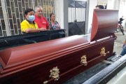 Los funerales del popular Farol se realizan en medio del dolor de familiares y conocidos.