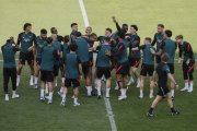 Los jugadores del Liverpool durante el entrenamiento realizado este viernes en el estadio parisino de Saint-Denis, en el que mañana disputarán la final de la Liga de Campeones ante el Real Madrid. EFE/Junajo Martín