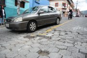 En la calle Guatemala, los vehículos deben bajar la velocidad por los baches.
