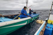 El hombre les contó a los pescadores manabitas que tenía dos días a la deriva y junto a él estaban otros dos pescadores.