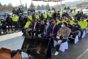 La alcaldesa Viteri en un evento en Quito con agentes municipales, policías metropolitanos y camionetas municipales