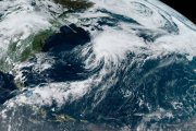 Fotografía satelital cedida por la Administración Nacional de Océanos y Atmósfera (NOAA) de Estados Unidos a través del Centro Nacional de Huracanes (NHC) donde se aprecia la situación del clima la tarde de este lunes en el Atlántico. Alex, la primera tormenta tropical de la actual temporada de huracanes en el Atlántico, perdió este lunes sus características tropicales al noreste de Bermuda, tras atravesar el fin de semana de oeste a este la península de Florida y salir a aguas atlánticas, informó este lunes el NHC de EE.UU. EFE/ NOAA-NHC / SOLO USO EDITORIAL/ SOLO DISPONIBLE PARA ILUSTRAR LA NOTICIA QUE ACOMPAÑA (CRÉDITO OBLIGATORIO)