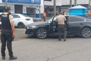 Un ciudadano posiblemente de nacionalidad asiática fue asaltado dentro de su vehículo, en la avenida principal del cantón Durán.
