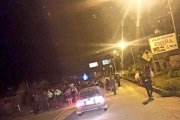 Los manifestantes colocaron montículos de tierra y rocas en dos sitios de la carretera
