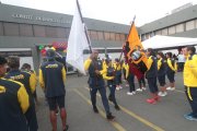 El boxeador Gerlon Congo y la experimentada pesista Alexandra Escobar fueron los encargados de cobijar con la bandera al Team Ecuador.