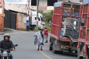 Los conductores durmieron en la vía Mitad del Mundo - Calacalí. Una colcha les salvó a dos panas.