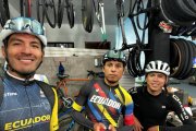 Sebastián Novoa, Benjamín Quinteros y Santiago Montenegro prepararon sus bicis para el viaje desde Cayambe hasta el aeropuerto.