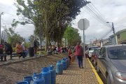 En la ciudadela España, en Ambato, personas madrugaron para conseguir un gas.